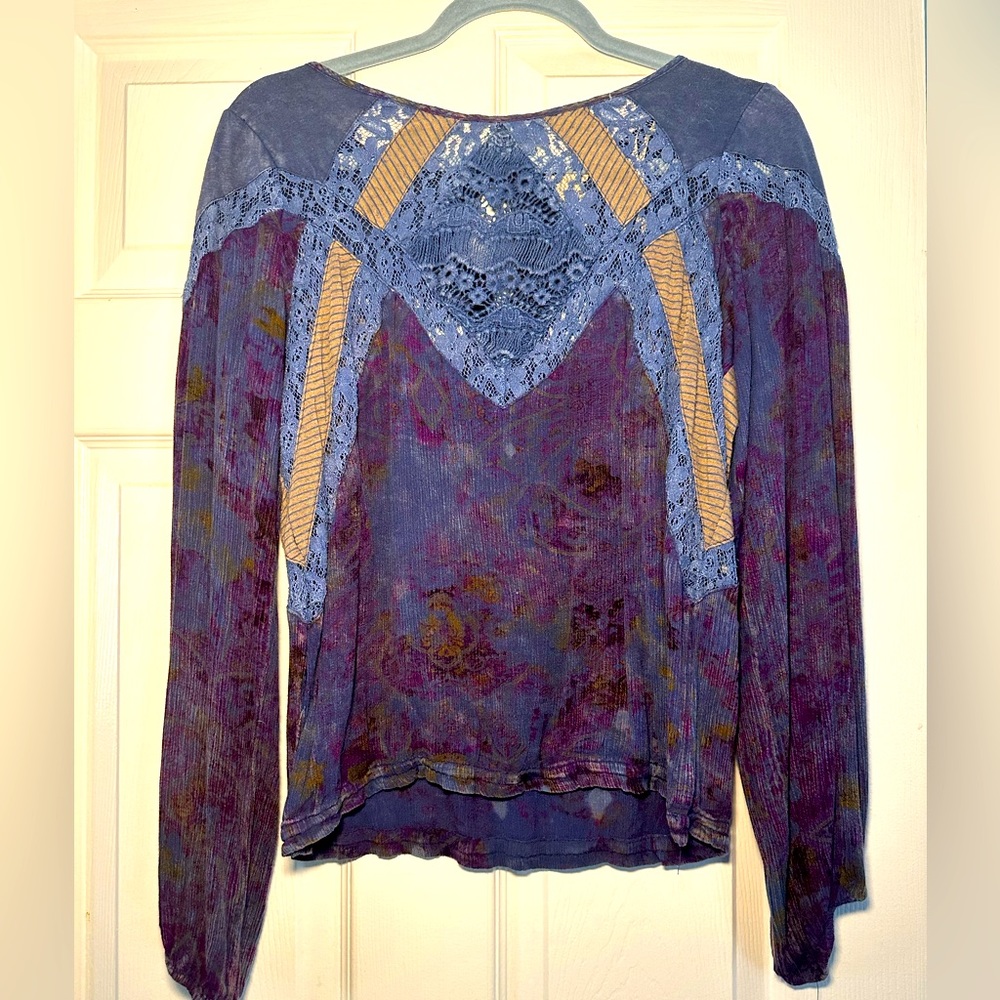Long sleeve light weight top . From Buckle . Like new